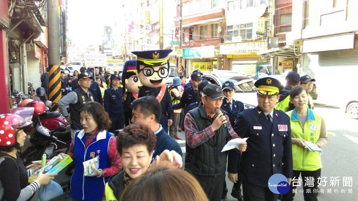 分局長劉印宮及警察大頭娃娃帶領分局員警、及婦女志工隊的志工媽媽,進行踩街宣導。
