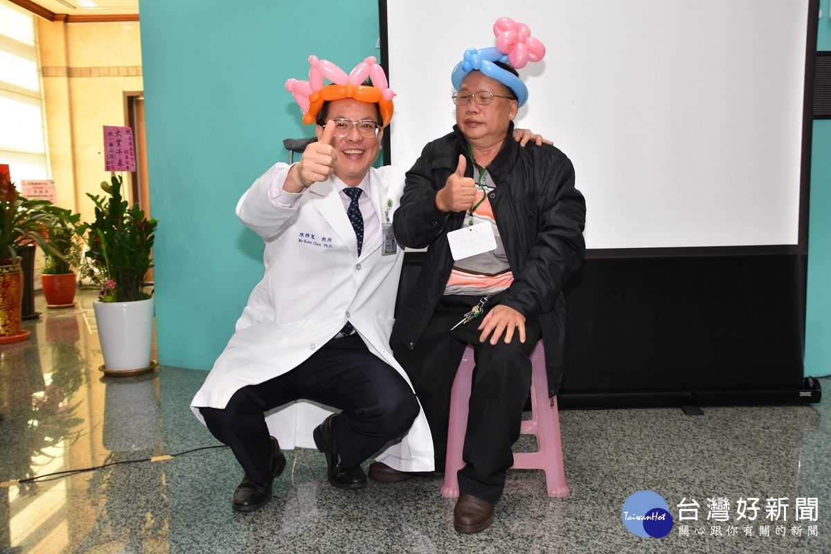 沈阿伯（右）現場製作造型氣球帽，贈送切膚之愛基金會董事長暨彰基院長陳穆寬醫師（左）。