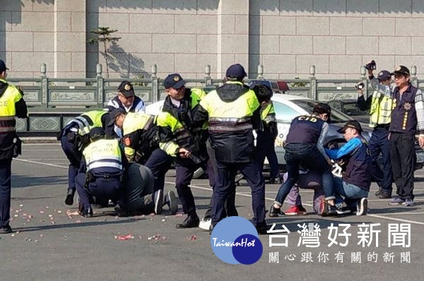 因應重大治安事故,北港分局針對轄內發生重大暴力事件等治安狀況需要,舉辦「快速打擊犯罪部隊」實警狀況演練。