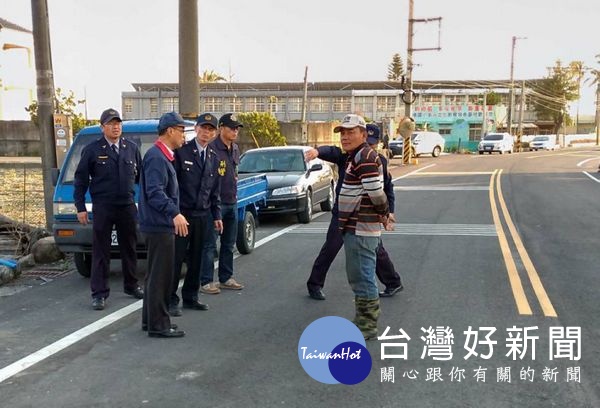 口湖鄉發生機車騎士因未載安全帽車禍不治的憾事,北港警分局長廖志明立即前往事故現場勘查,亦指示編排勤務加強取締,有效維護交通安全。