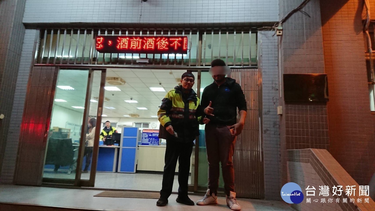 龜山派出所員警協助外籍交換生找回遺失錢包，大讚「台灣警察認真效率高」。