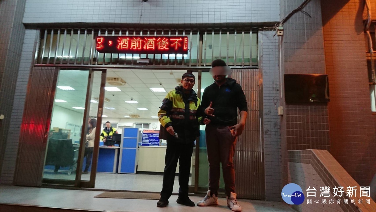 龜山派出所員警協助外籍交換生找回遺失錢包,大讚「台灣警察認真效率高」。