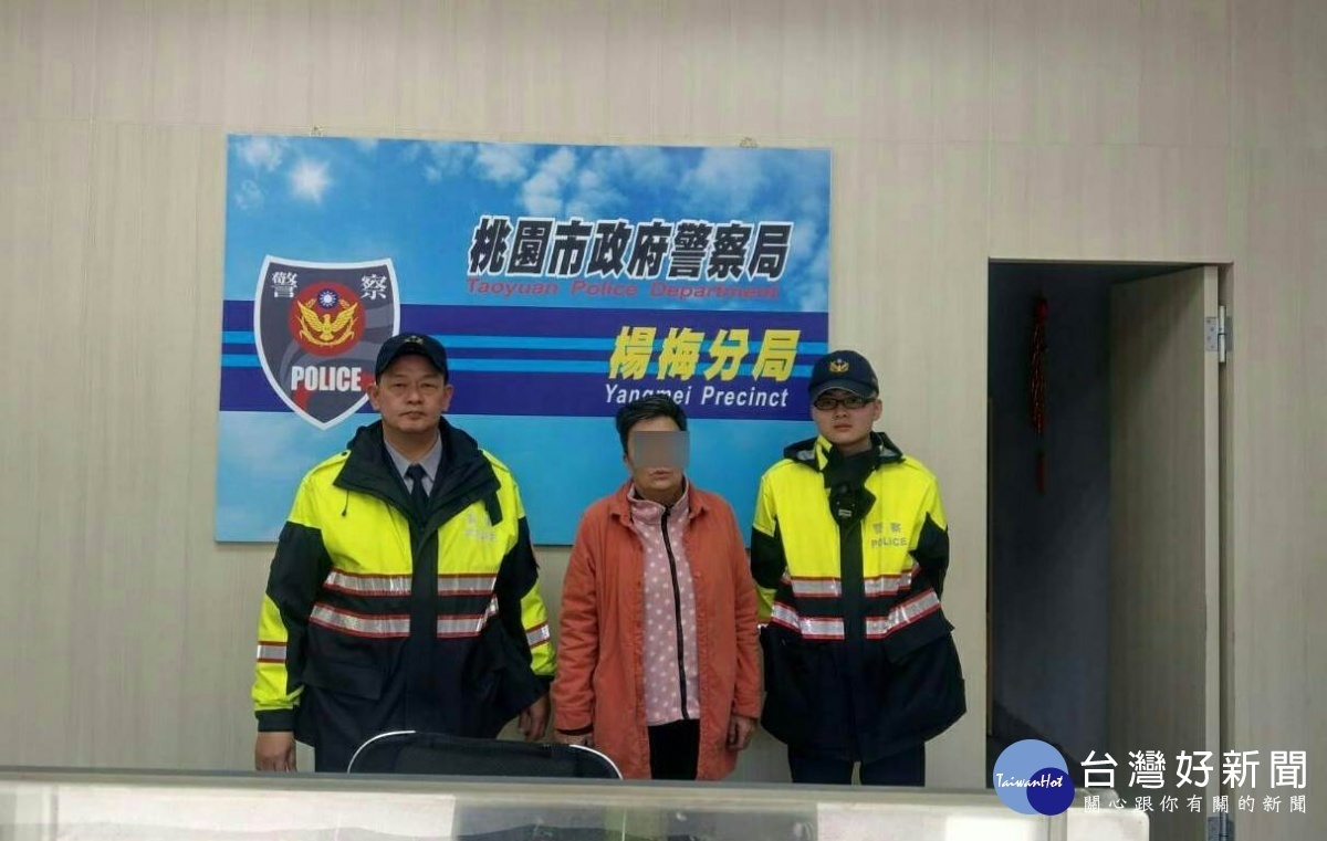 詐騙手法推陳出新，楊梅分局富岡派出所警員關心老婦，即時阻止詐騙。