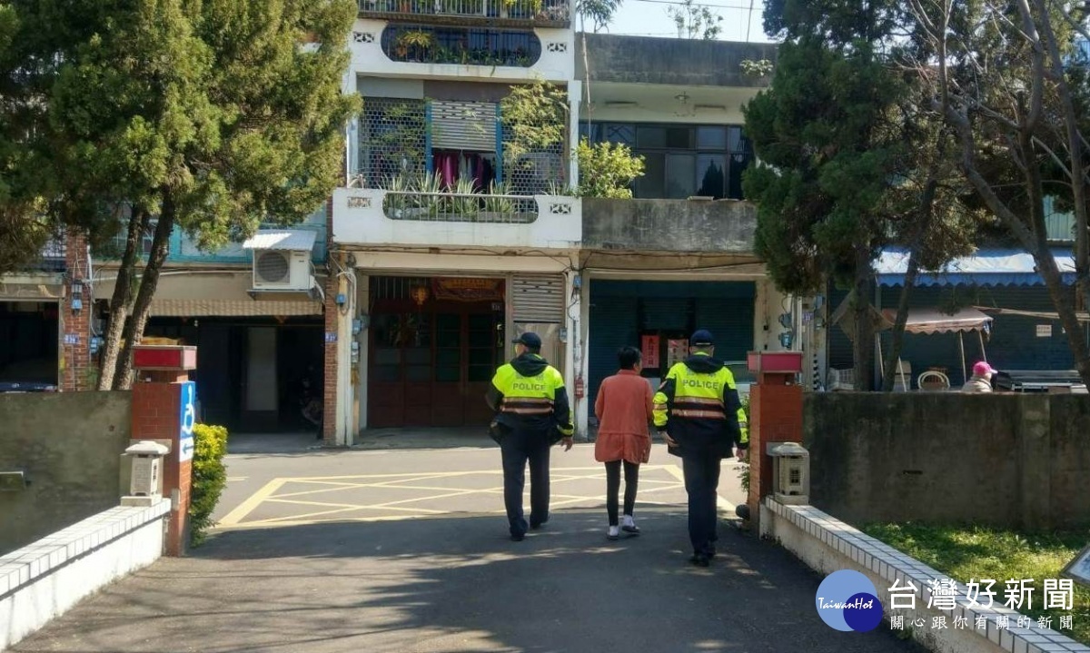 詐騙手法推陳出新，楊梅分局富岡派出所警員關心老婦，即時阻止詐騙。