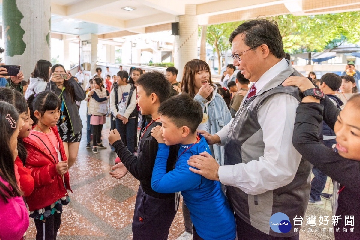 桃園市長鄭文燦在「桃氣孩子長大人」寒假營隊中，與小朋友們展開遊戲互動。