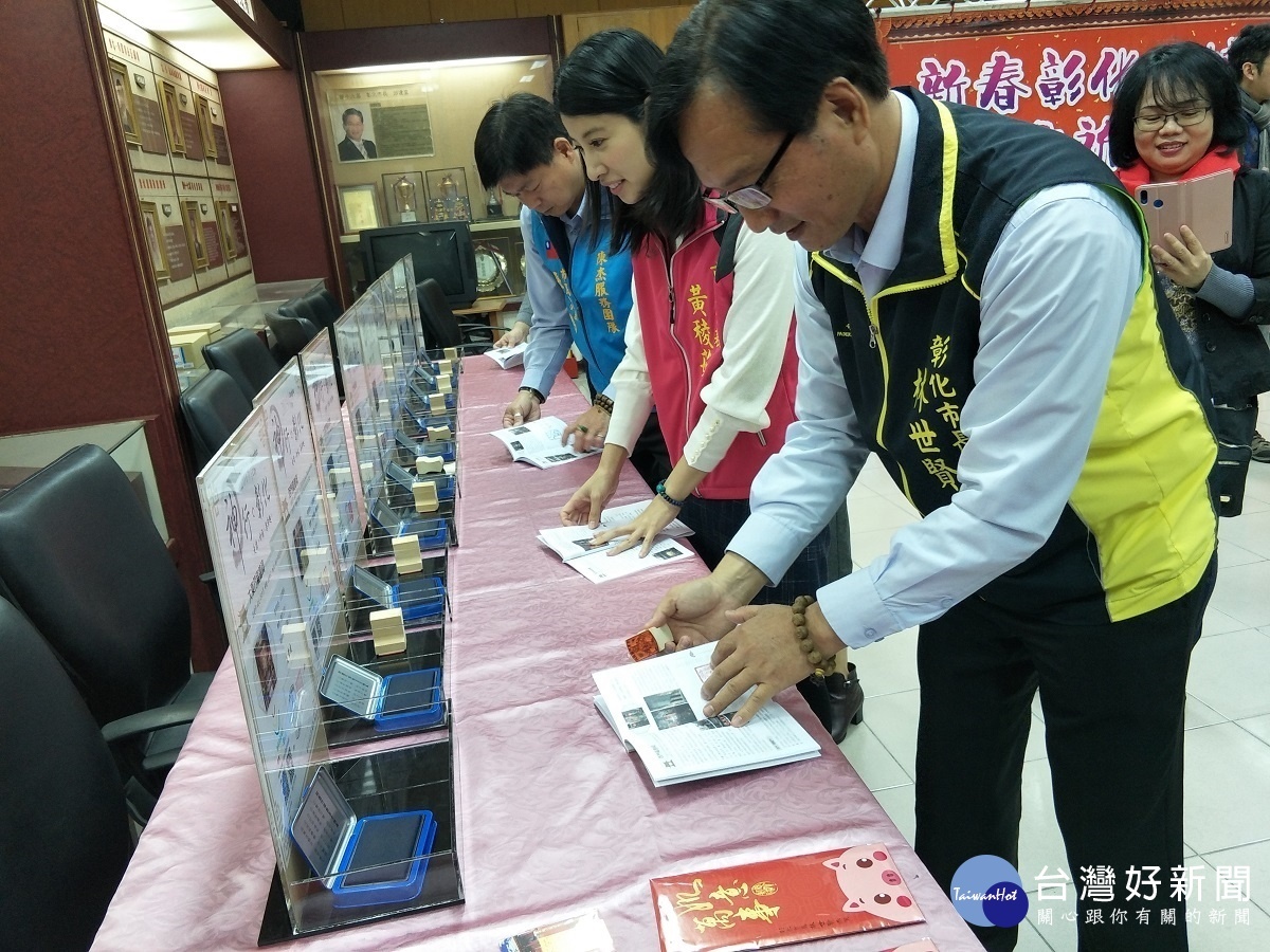 彰化市長林世賢先行體驗「神行彰化」紀念戳章。圖/記者鄧富珍攝
