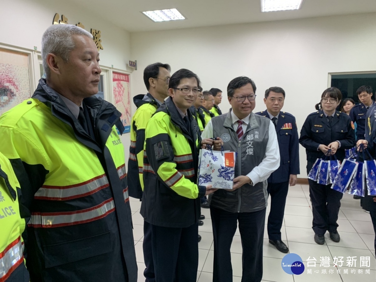 桃園市長鄭文燦前往龜山分局,慰勞春節期間辛勤維護治安的警察同仁及協勤民力。