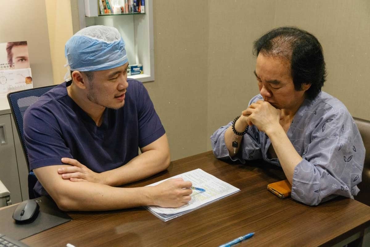 經過一次割頭皮的植髮手術經驗,鄭茂發董事長又鼓起勇氣,決定接受新式數位FUE植髮。