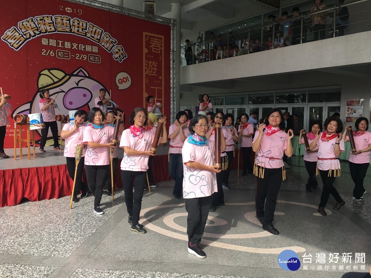 工藝中心志工以環保素材做打擊樂。(記者扶小萍攝)