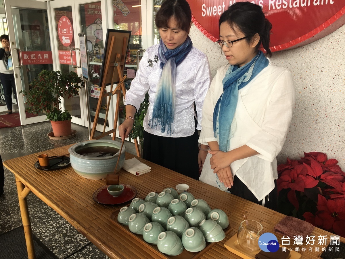 志工泡貴妃茶請來賓品茗。(記者扶小萍攝)