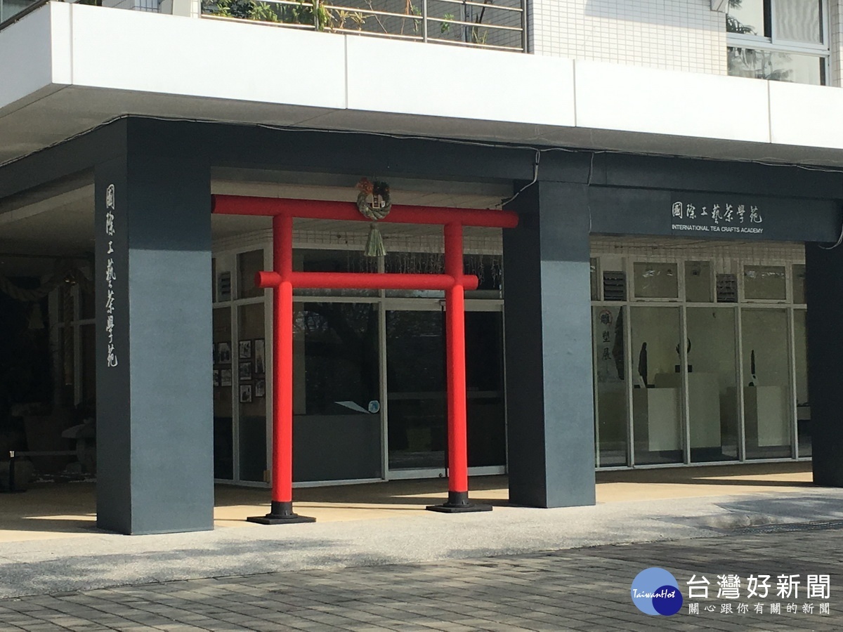 早年工藝中心內曾有神宮,今年恢復讓遊客許願贈小禮物。(記者扶小萍攝)