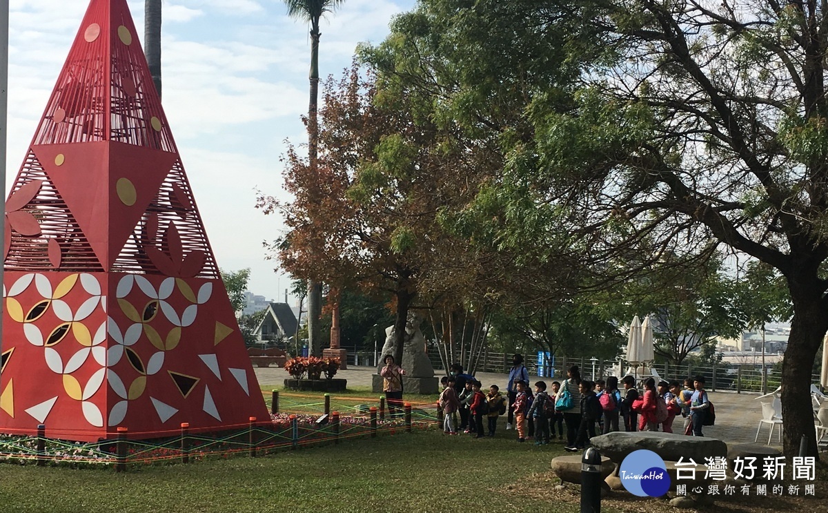 幼兒園國小都安排參訪工藝中心。（記者扶小萍攝）