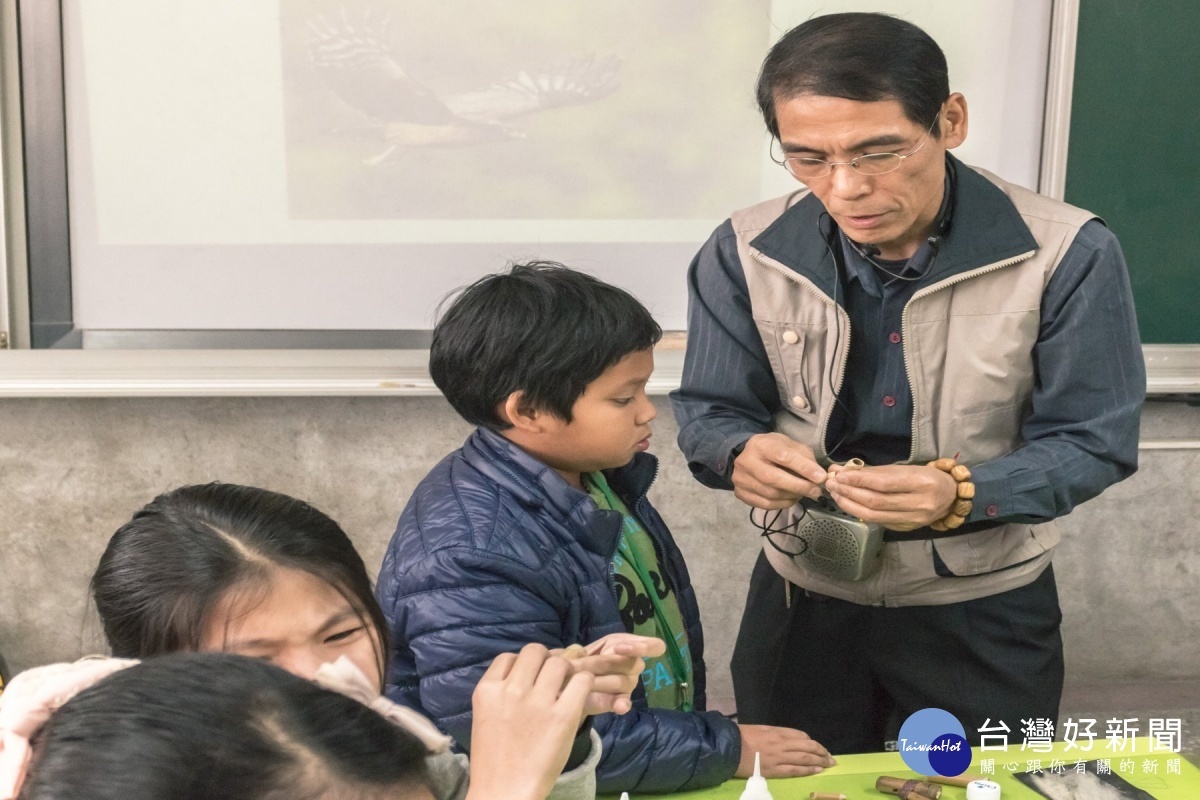 劉永勝老師教導學童製作鳥笛。