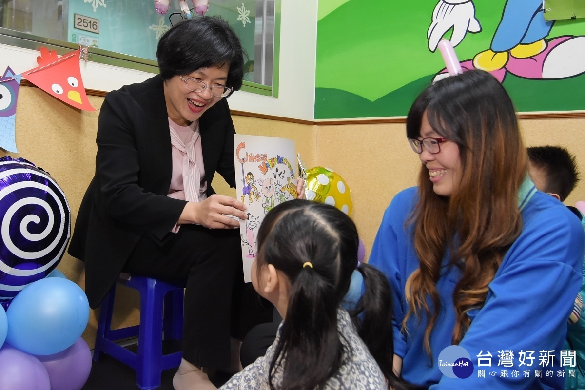 縣長媽媽王惠美到醫院探視病童,講「三隻小豬」的故事分享病童。圖/記者鄧富珍攝