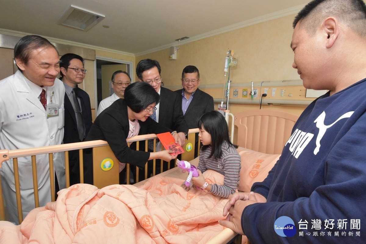 縣長媽媽王惠美到彰基醫院探視病童，贈送紅包祝福小朋友早日康復。
