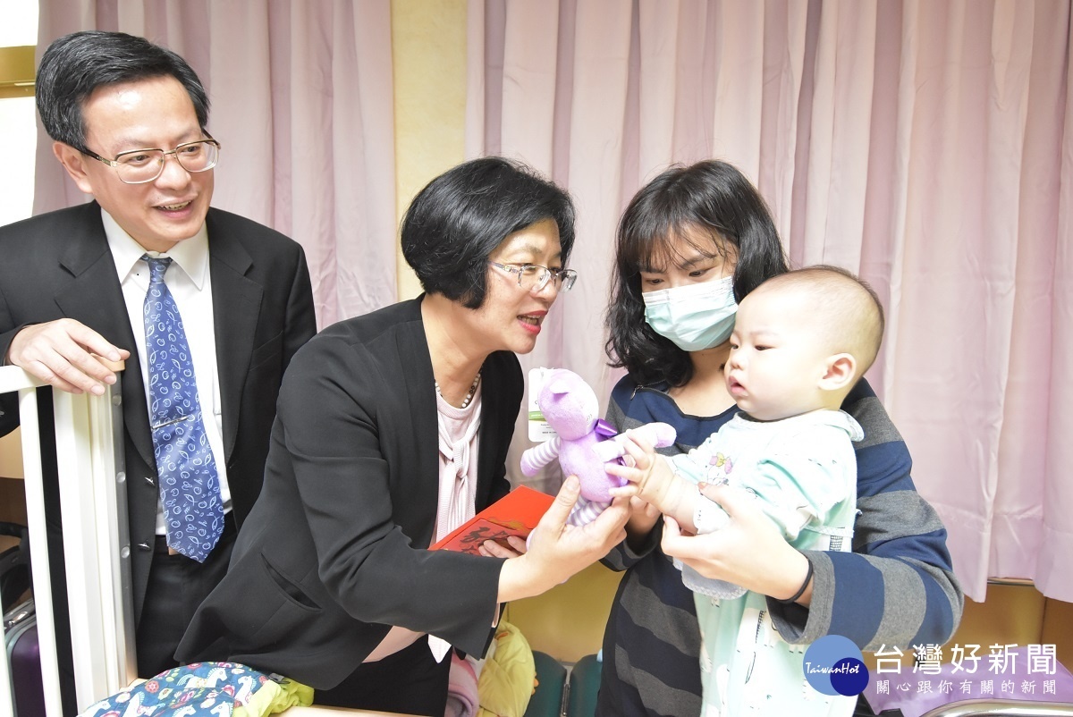 縣長媽媽王惠美贈送玩偶給小朋友打氣加油。