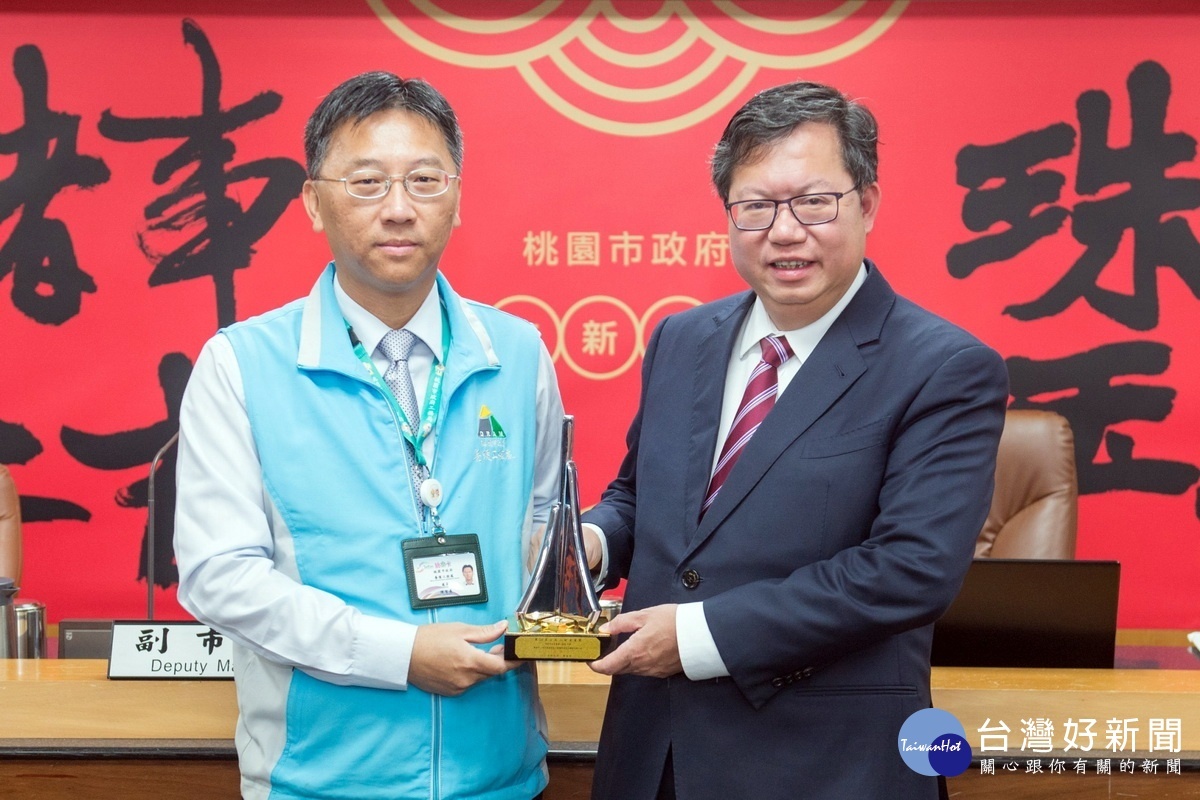 桃園市長鄭文燦在市政會議中接受養工處長陳聖義獻獎。