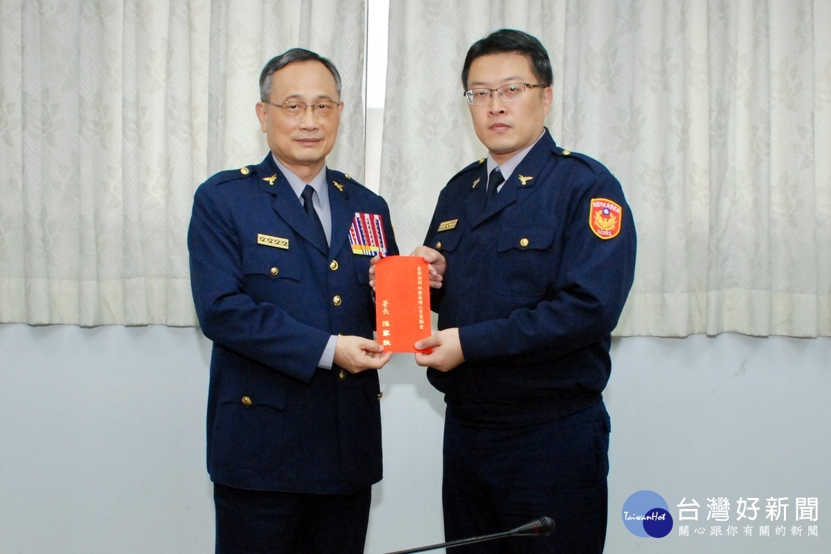警政署長陳家欽訪視桃園市政府警察局蘆竹分局,致贈春節慰勞金,由分局長李建民代表接受。