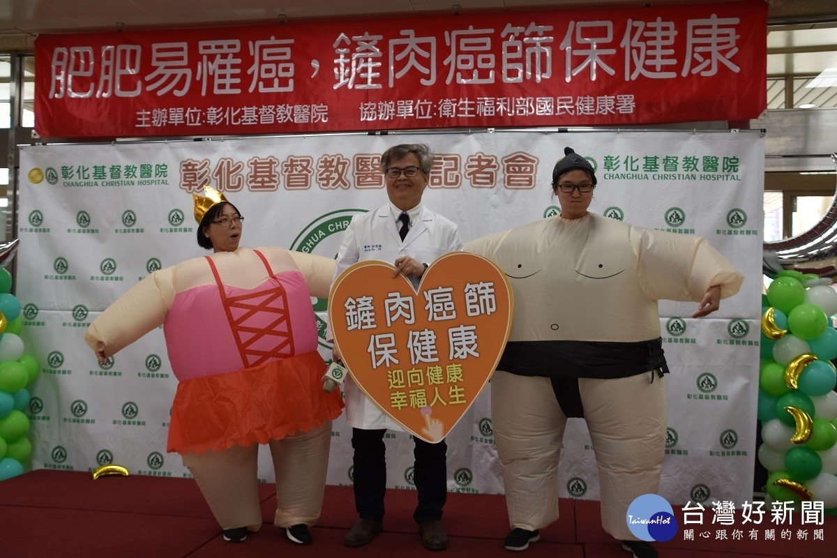 杜思德醫師(中)表示,癌症可以透過篩檢及早發現,若肥胖能及時減重,會得到很好預防效果。