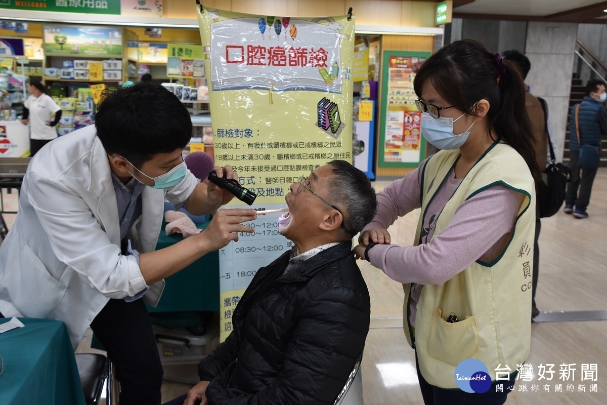 彰基耳鼻喉科醫師為現場民眾進行口腔癌篩檢。圖/記者鄧富珍攝
