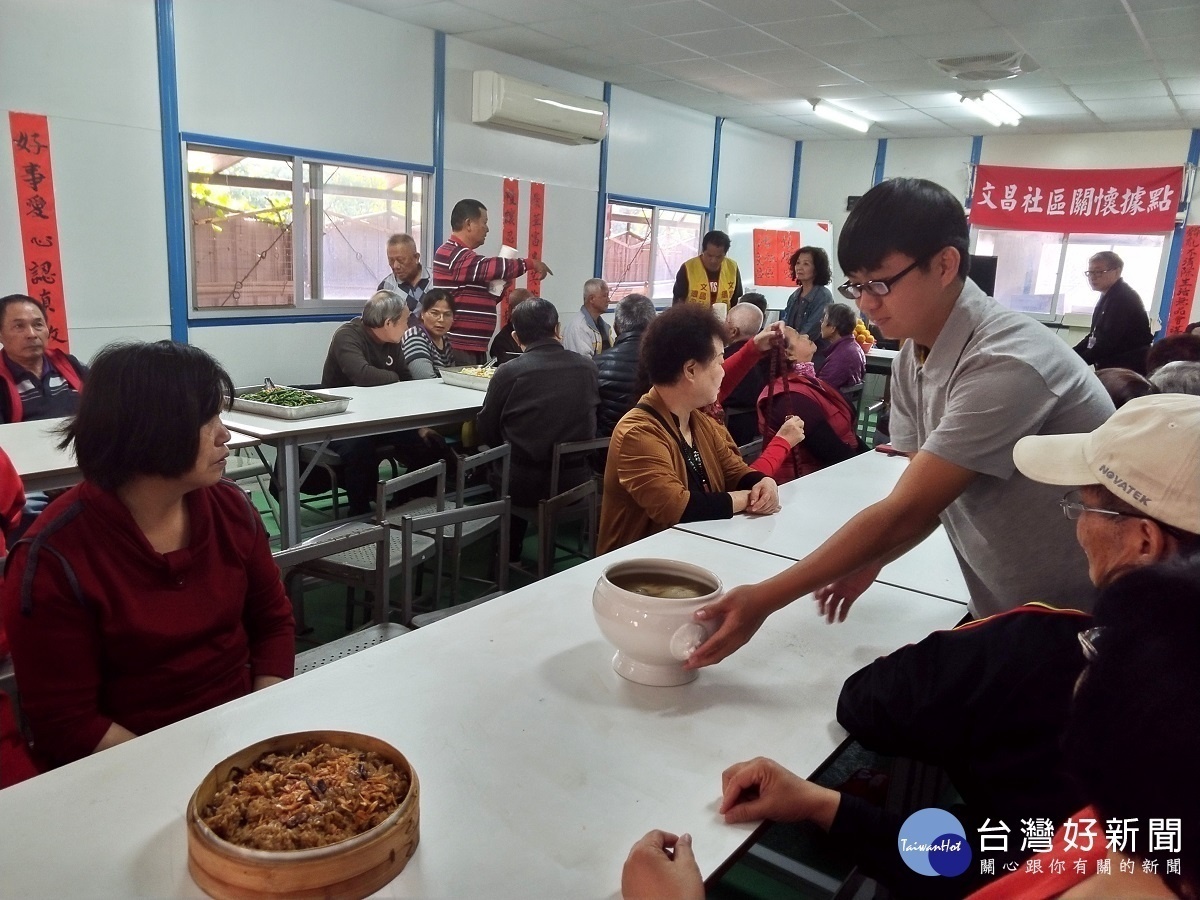 明道餐旅生烹煮餐點温暖長者 好手藝阿公、阿嬤豎起大拇