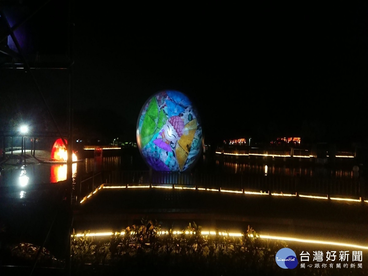 2019花在彰化燈會辦理試燈 湖面花好月團圓象徵圓滿包容及和諧
