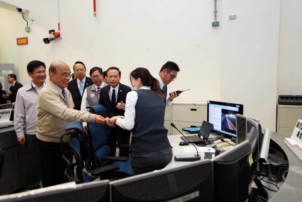 行政院長蘇貞昌（左二）發放新春福袋，慰勉台灣高鐵行控中心控制員。