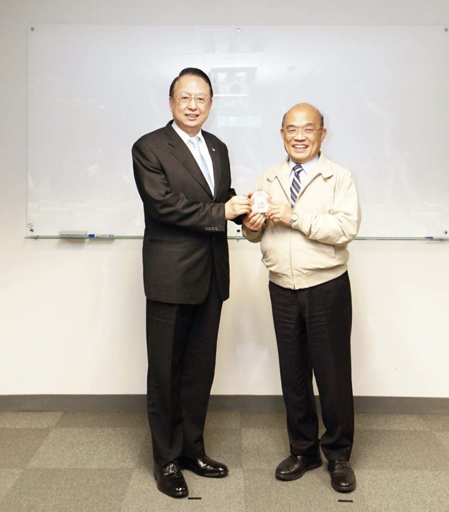 行政院長蘇貞昌致贈新春福袋表達慰勉，由台灣高鐵江耀宗董事長（左）代表接受。