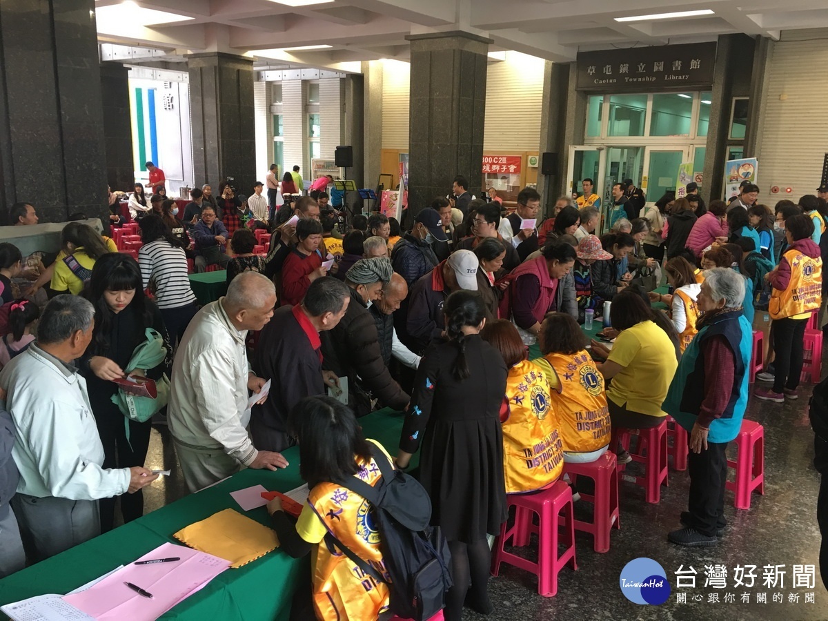200餘弱勢民眾收到紅包物資等。(記者扶小萍攝)