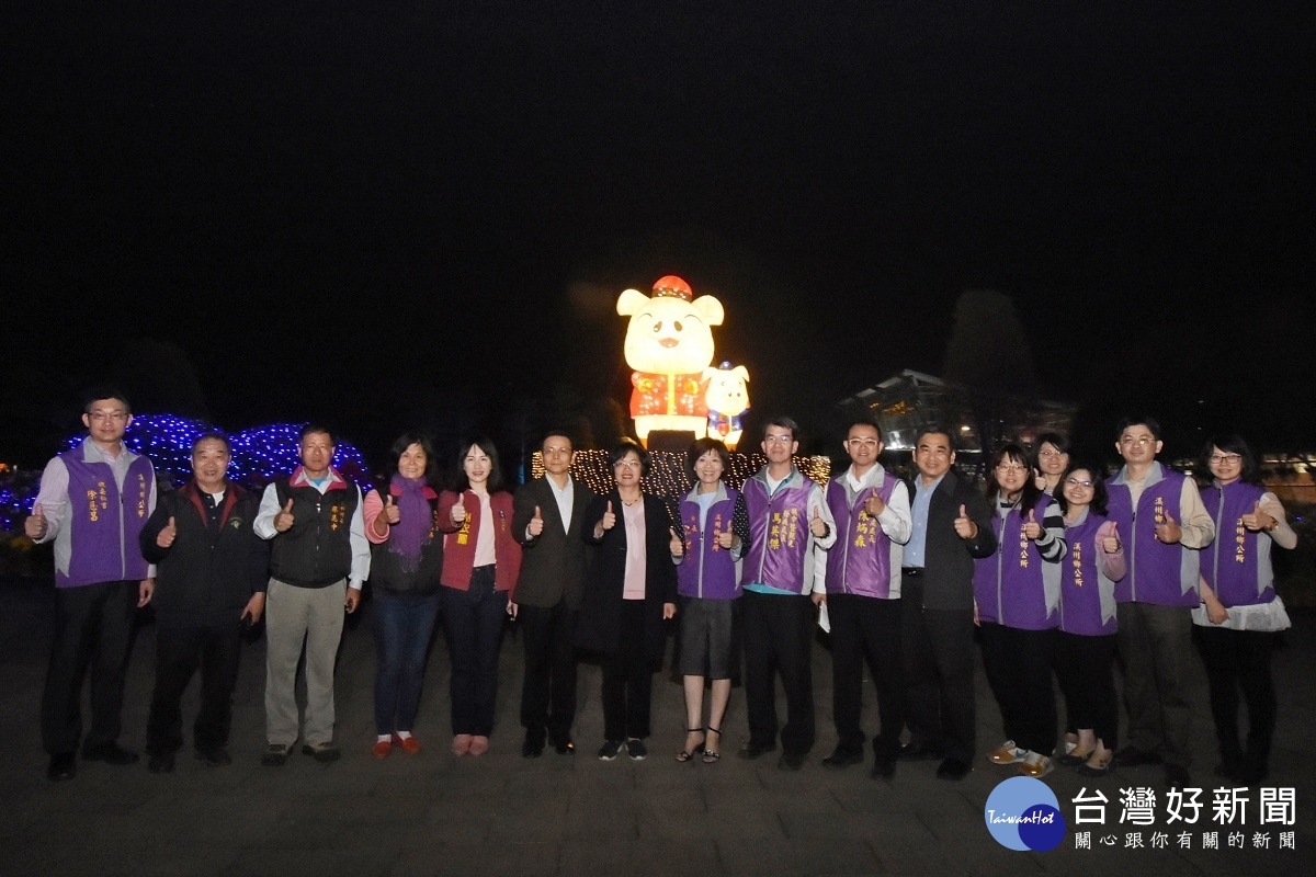 彰化縣長王惠美與縣府團隊前往溪洲公園為2019花在彰化主燈,先行試燈。