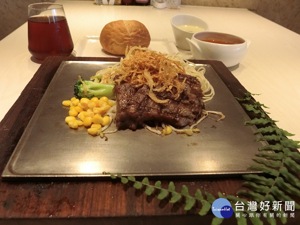 牛排排餐都是原肉,透過專業廚師的特殊料理保留牛肉的鮮甜滋味。(圖/記者王丰和攝)