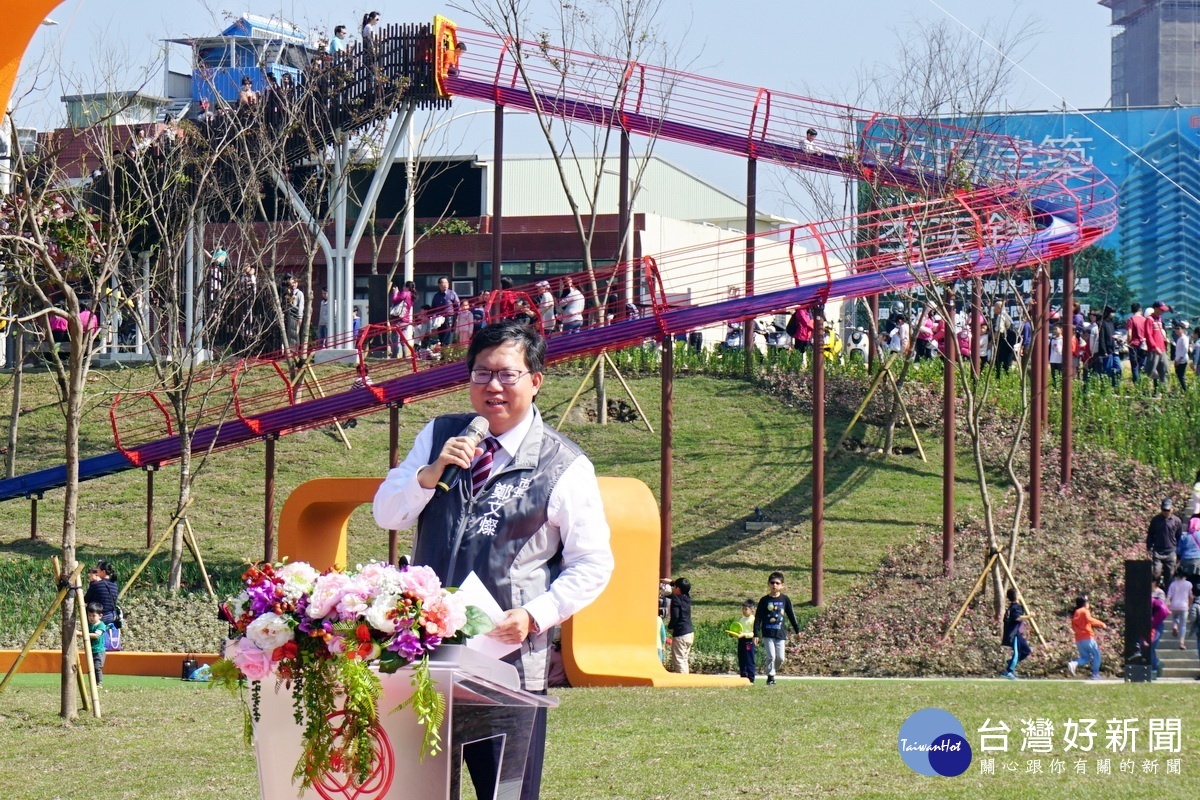 桃園市長鄭文燦致詞的同時,身後的50公尺長滾輪溜滑梯早已經排滿人潮搶鮮嚐試。