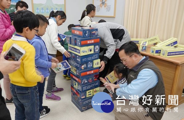 台塑企業辦理「海洋教育親子營」,讓學童瞭解海洋環境所面臨的問題,也顯現台塑企業對海洋環境的關心,建構台塑企業麥寮園區的全新思維。(記者陳昭宗拍攝)