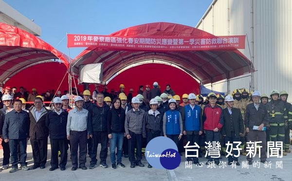 六輕工業園區舉辦災害防救演習，強化園區於災害發生時之自救及通報，結合廠區消防隊及縣消防局之相互支援演練，藉以提昇災害防救能力及萬全的應變整備。（記者陳昭宗拍攝）
