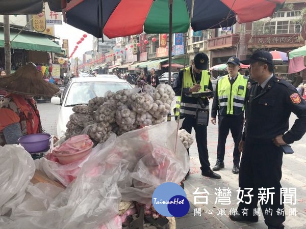 北港朝天宮附近商家用招牌等物佔用道路推銷金紙或停車位等路霸問題,引發民怨,北港警方嚴厲執行清道專案整頓交通,讓旅客春遊北港更順暢。(記者陳昭宗拍攝)