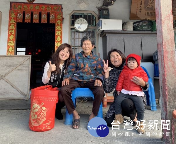 口湖鄉公所舉辦關懷獨居長輩送年菜活動,以實際行動傳遞暖心關懷,陪伴長輩提前過節,祝福長輩們平安健康迎好年。(記者陳昭宗拍攝)
