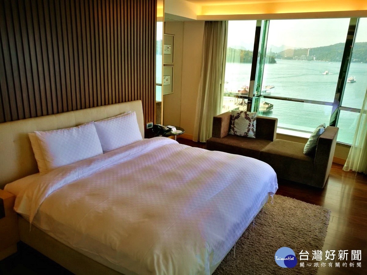 日月潭晶澤別館位於伊達邵碼頭，有著絕佳視野，在房間內就能欣賞日月潭湖景。