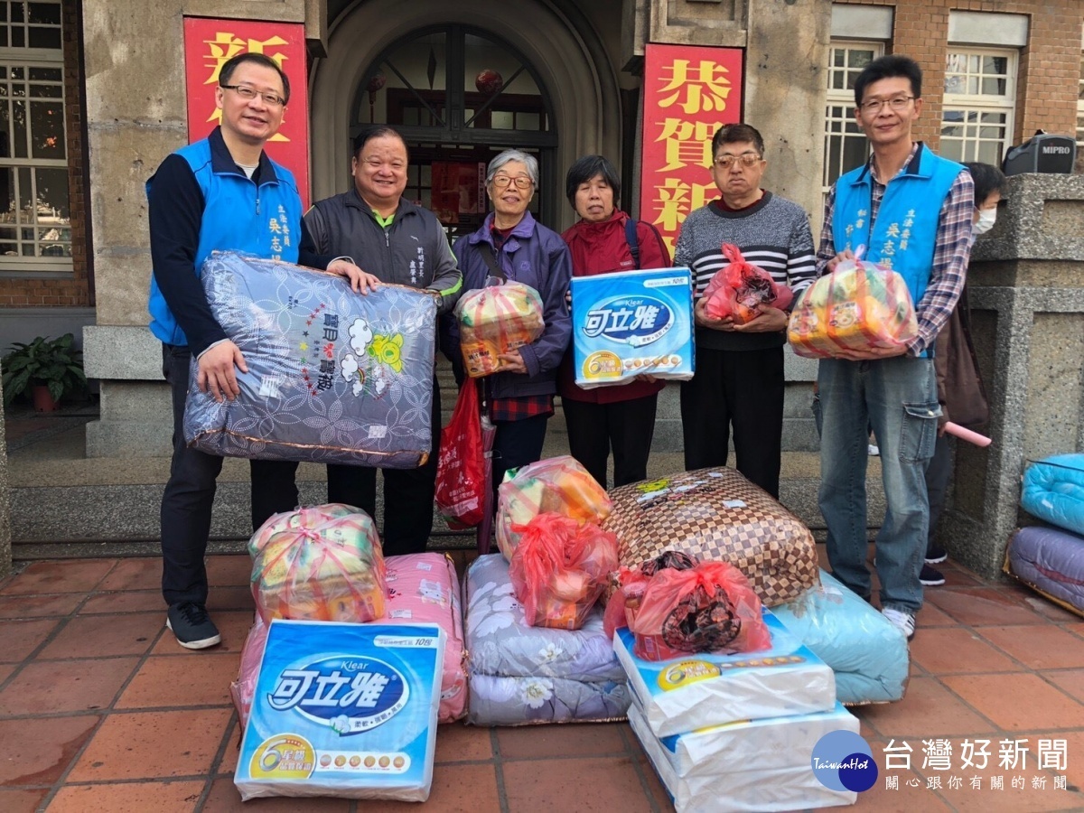 吳志揚團隊特辦「歲末揚情、和暖迎春」公益活動,向中壢五十多戶家庭送溫暖。