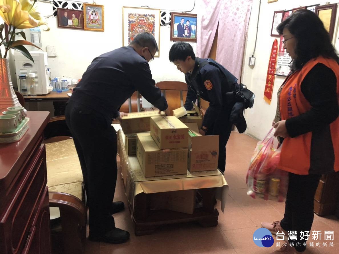 楊梅派出所長林祺笙偕同警員、葉理事長等人,備齊民生物資及慰問金,慰問關懷羅妻。