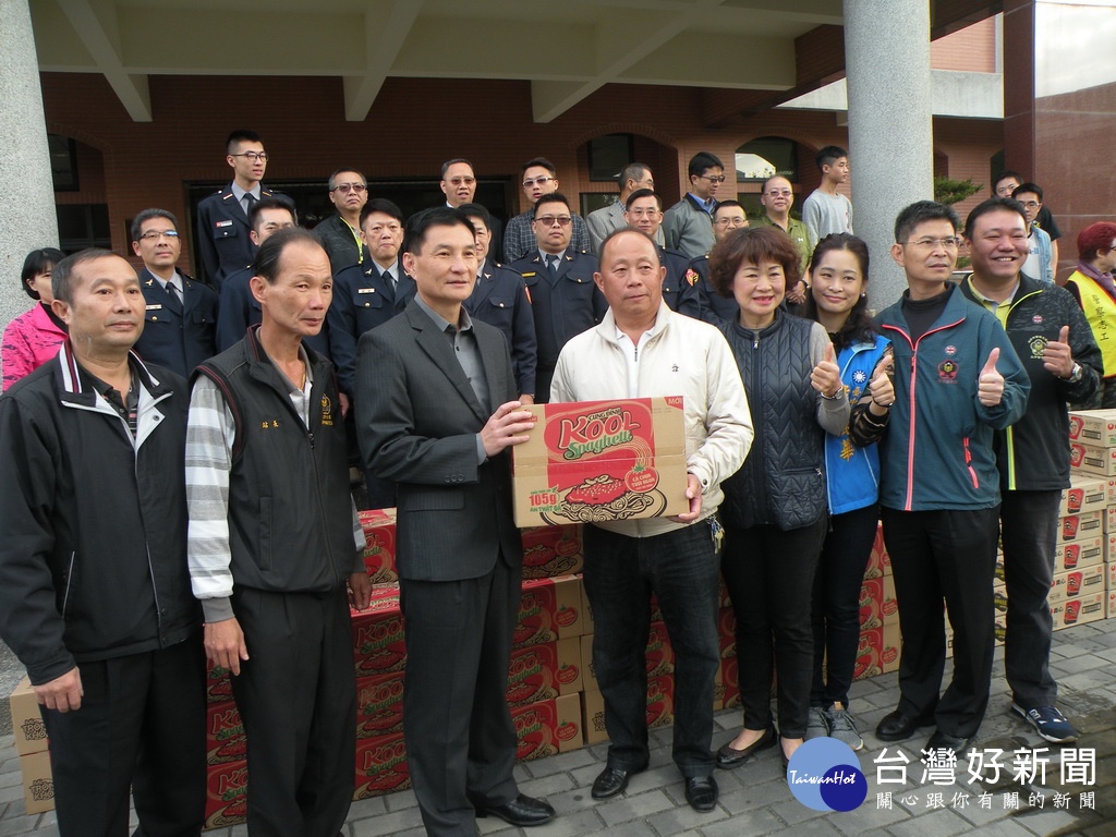 關懷協會贈送警方泡麵。林重鎣攝