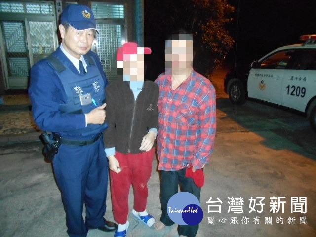 警方提醒民眾家中若有失智症老人、心智障礙等屬於易走失高風險族群的家人，可向區公所申請愛心手鍊配戴。