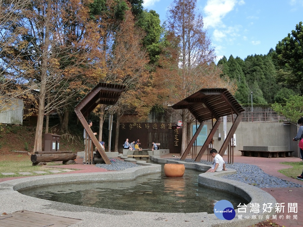 東勢林場的戶外泡湯池吸引許多遊客泡腳舒壓。(圖/記者王丰和攝)
