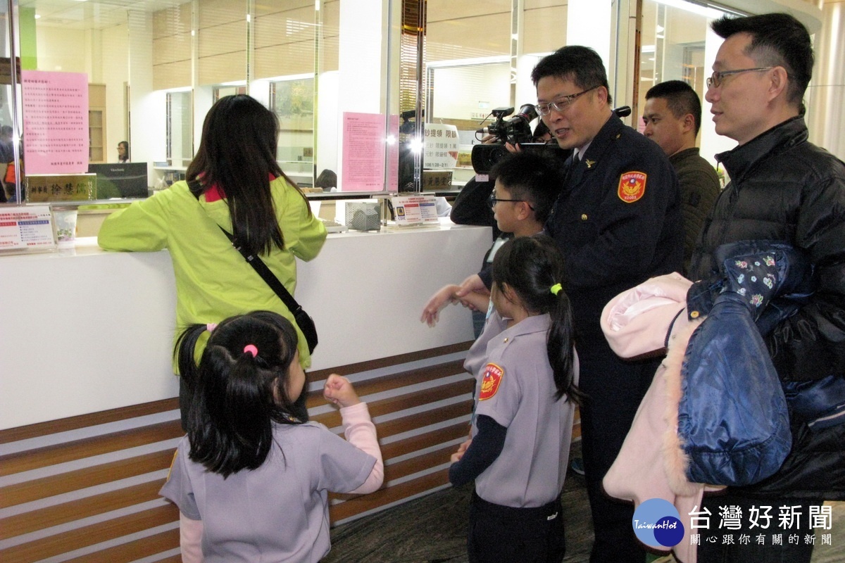 蘆竹分局長李建民率同小小「迷你警 察」到蘆竹區農會,向提領現金的民眾宣導,提高警覺小心匯款,避免給歹徒可乘之機。