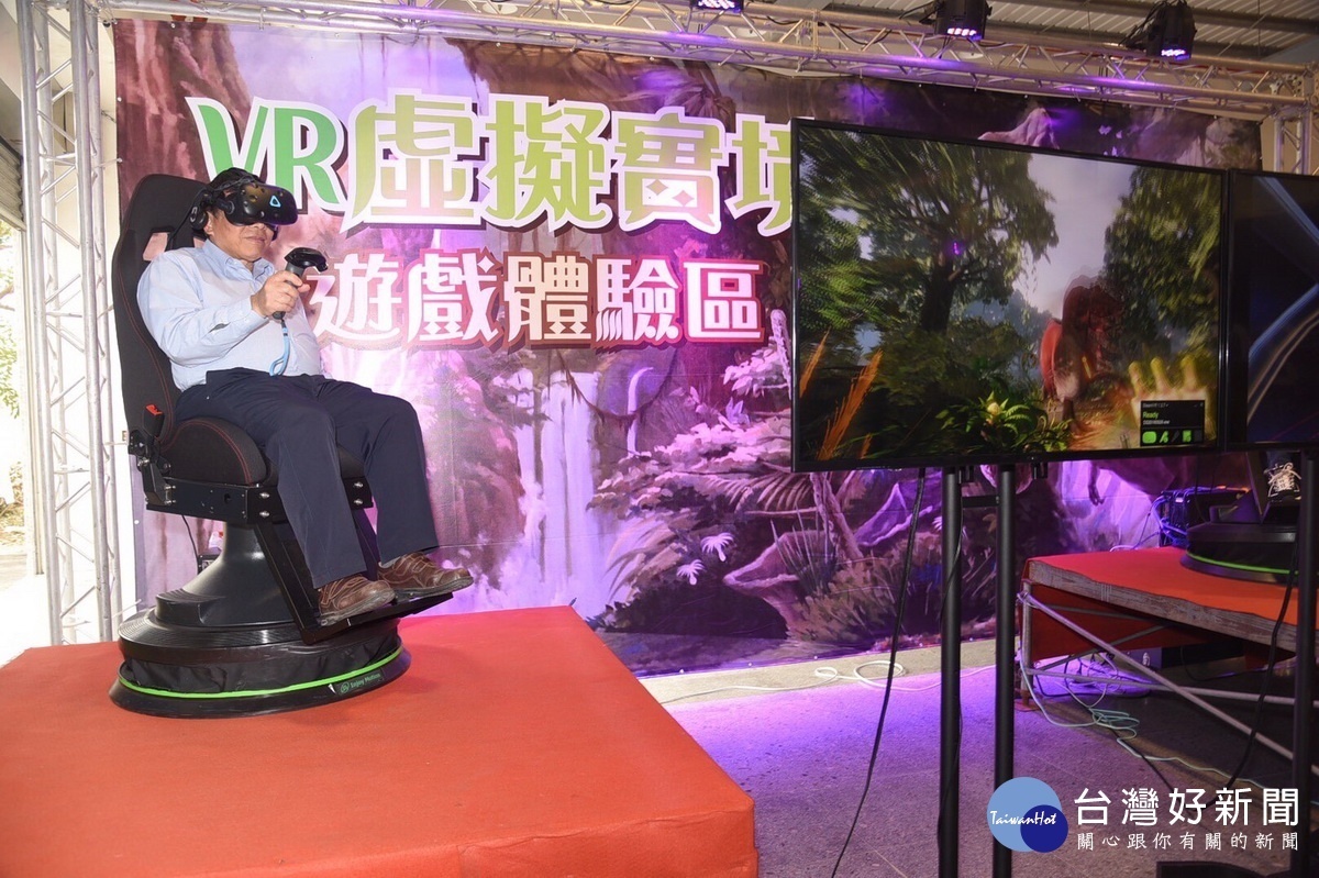 副縣長陳正昇也來體驗一下科技產品。