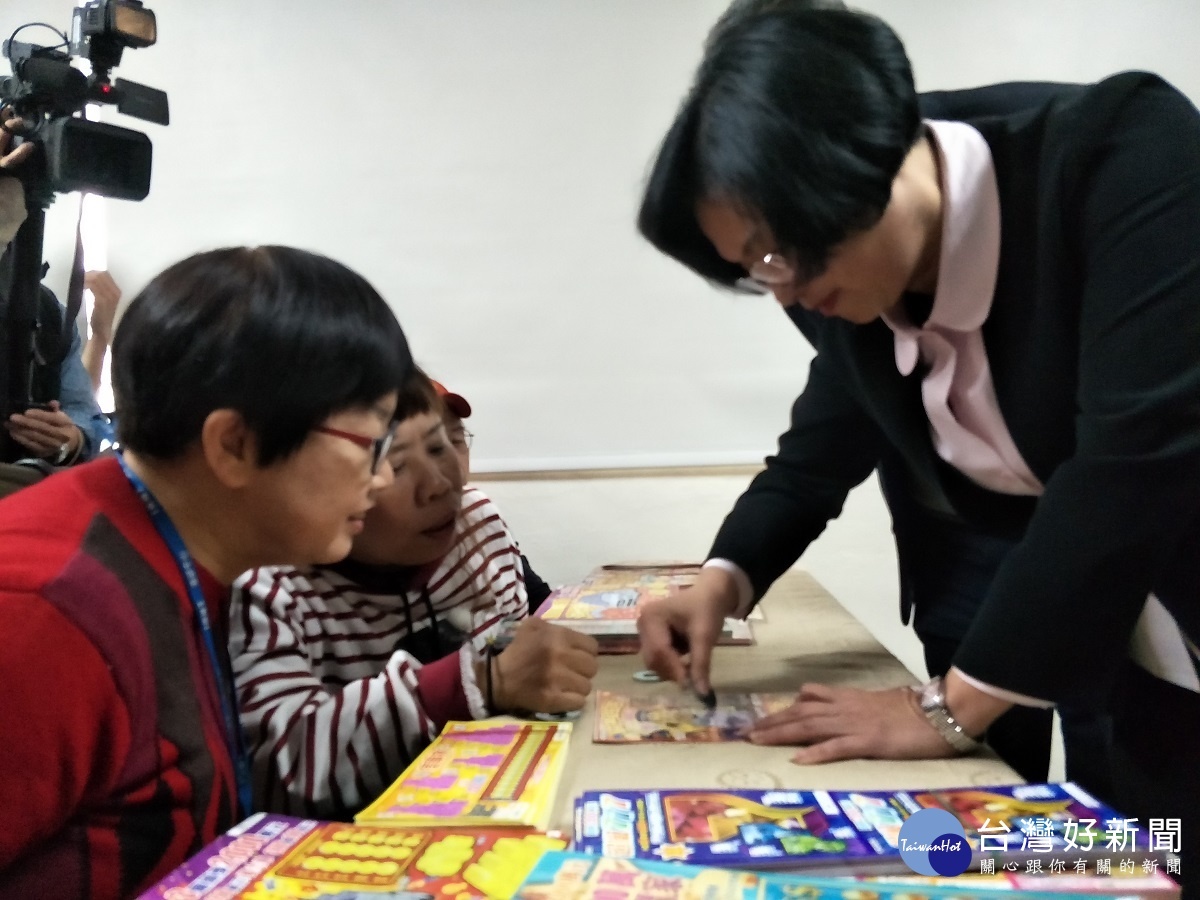 縣長王惠美買彩券做公益試手氣。圖/記者鄧富珍攝