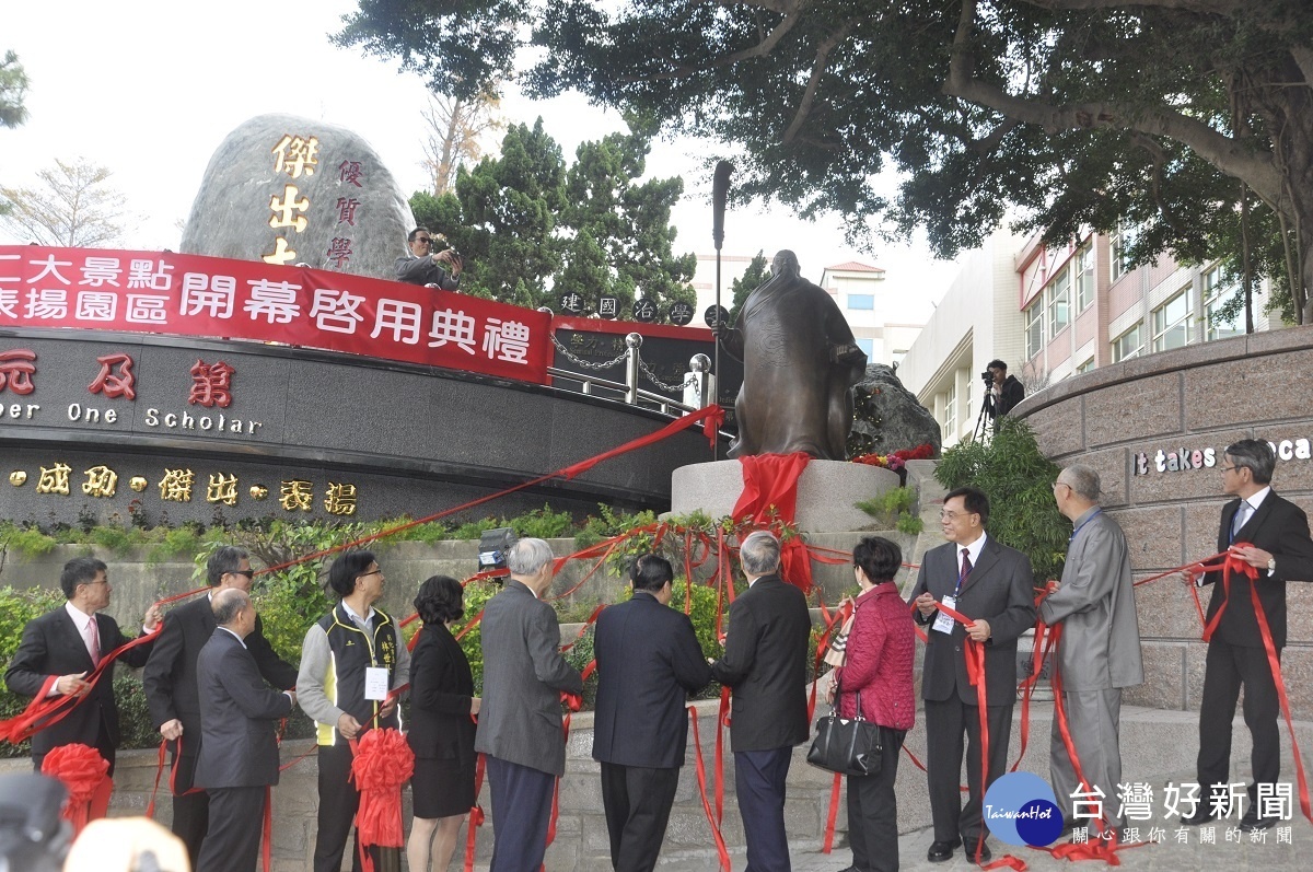 建國科大第二景點戶外裝置藝術闗公銅像幕,董事長吳聯星勉勵師生在困境中要學習關公勇往直前不怕困難的精神。