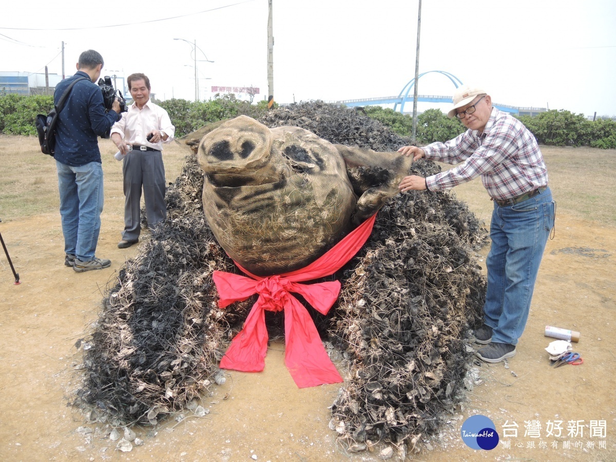 利用廢材製成大型裝置藝術　王功海洋故館「祈福豬」吸引遊客來走春