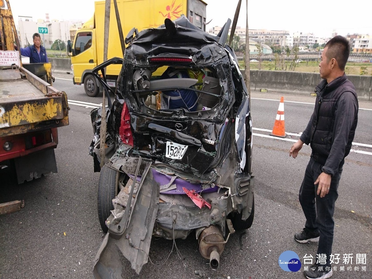 國道1號發生連環大追撞 聯結車被「凹甘蔗」當場對折