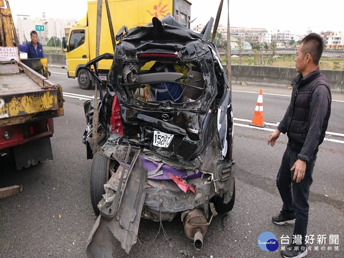 國道1號發生連環大追撞　聯結車被「凹甘蔗」當場對折