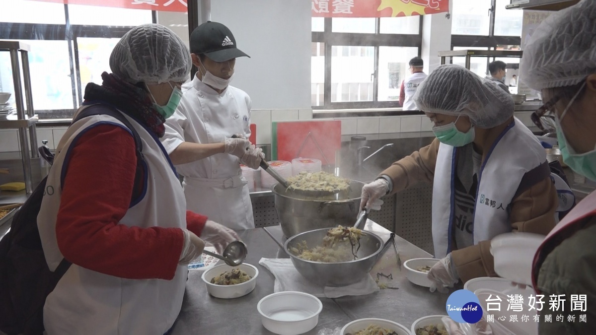 富邦北高串聯送暖 關懷獨老愛心不打烊